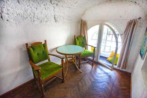 利沃夫ARTrooms -round windows Rynok Sq的窗户客房内的桌椅