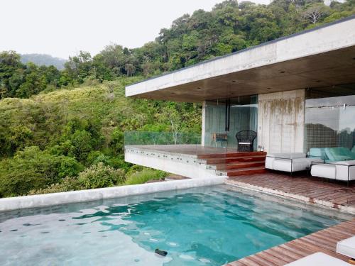 乌维塔Art Villas Costa Rica的山丘上带游泳池的房子