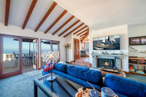 Gorgeous Oceanfront Villa With Panoramic Views的休息区