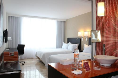 切图马尔切图马尔嘉年华酒店的酒店客房设有床和水槽
