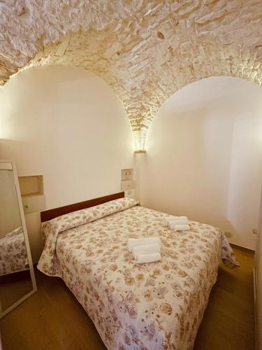 马丁纳弗兰卡Zia Paoletta的一间卧室设有一张石质天花板床。