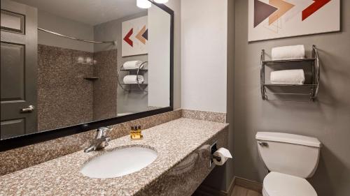新坎伯兰贝斯特韦斯特坎伯兰酒店的一间带水槽、卫生间和镜子的浴室