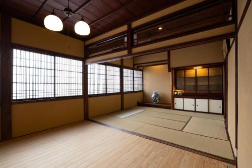 小松市龍助２５的日式客房设有大窗户 和木地板