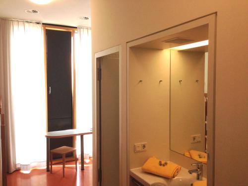 斯图加特斯图加特内卡公园尤根德伯格酒店的一间带镜子和水槽的浴室