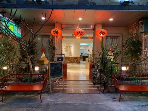 鱼池乡日月潭泰湖楼 的餐厅设有红色椅子和植物及灯光