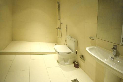 SeefBeach Rose Tower的白色的浴室设有卫生间和水槽。