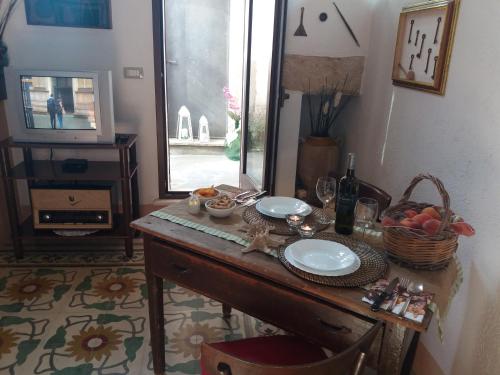 帕图Casa Cassiano的一张桌子,上面放着一碗水果和镜子