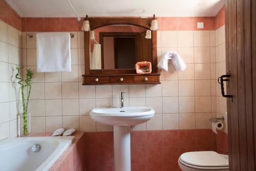 FournésCitrea Villa的一间带水槽、卫生间和镜子的浴室