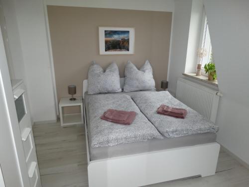 霍恩斯泰因Ferienwohnung Sonnenblick的白色卧室配有一张大白色床和两个枕头