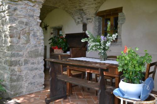 Mulazzo萨奥顿农庄的用餐室,配有鲜花桌