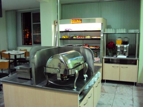 贝洛奥里藏特埃斯托里尔酒店的厨房在柜台上配有搅拌机