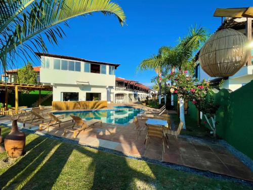 塞古罗港MUTA PRAIA HOTEL的一个带游泳池和房子的度假胜地