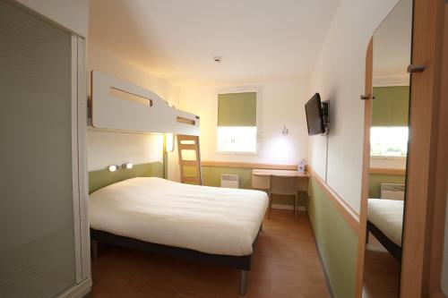 蓬塔利耶蓬塔利耶宜必思快捷酒店的小房间设有一张床和一张双层床