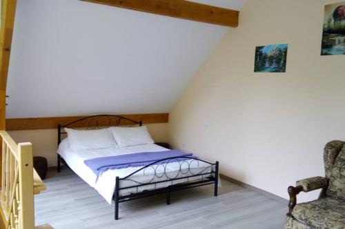 GeuDuplex at the foothills of the Pyrenees的一间卧室配有一张床和一把椅子