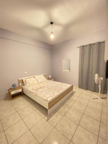 纳夫普利翁Nafplio Boutique Apartment的一间卧室配有一张床和一部电话