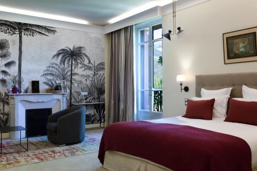 若西耶摩尔利亚别墅酒店的一间卧室配有一张床和一个壁炉