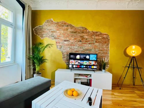 德累斯顿Edle Ferienwohnung - Industrial Style的带沙发和砖墙的客厅