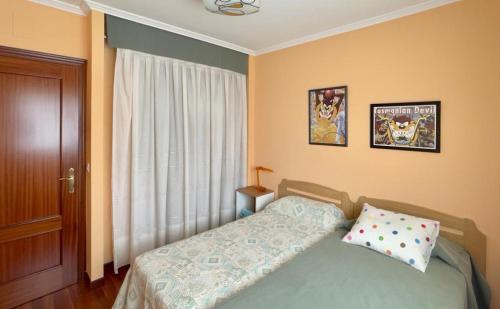 维拉桑纳·德·梅纳VACACIONES VILLASANA的一间卧室设有一张床和一个窗口