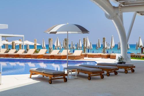 Flamingo Paradise Beach Hotel - Adults Only内部或周边的泳池
