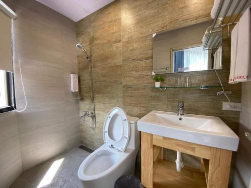 鹿港镇Lukang Holiday Hostel的一间带卫生间和水槽的浴室