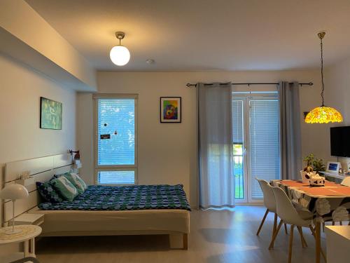 赫尔辛基Stylished and Bright studio apartment的一间卧室设有一张床和一间用餐室