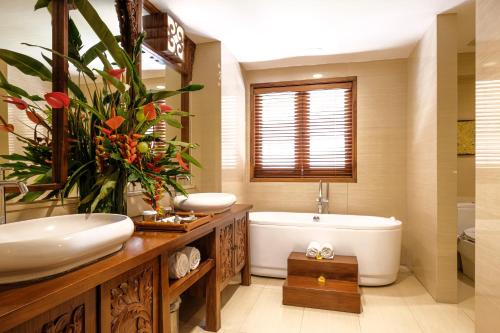 普卡The Grand Hill Resort-Hotel的带浴缸、水槽和浴缸的浴室
