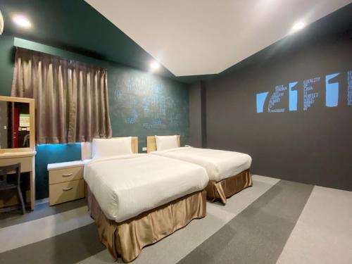中坜JS Hotel 捷适商旅 - 艺术文旅的一间设有两张床和电视的房间