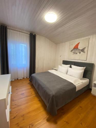 Glubokaya BalkaBalka Eco Club的一间卧室,卧室内配有一张大床