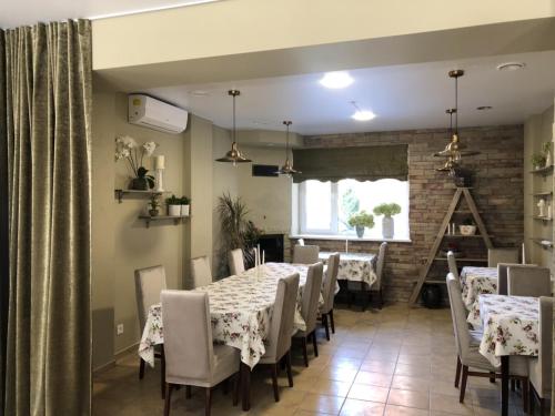 马热伊基艾Laisves 30的一间设有桌椅的用餐室和砖墙