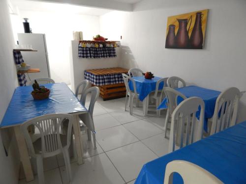 马拉戈日Praia Hostel的一间配备有蓝色桌椅的用餐室