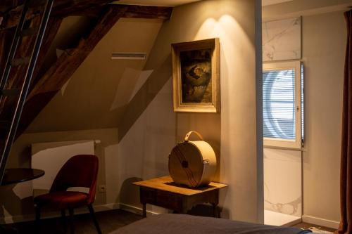 布鲁日B&B l'histoire de l'éclair的一间卧室设有楼梯、镜子和椅子