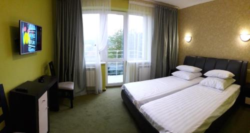 特鲁斯卡韦茨Guest House at Lesya Ukrainka的酒店客房设有床和窗户。