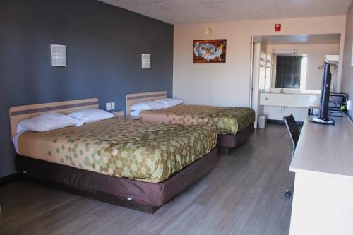 帕迪尤卡Econo Lodge Paducah West I-24的一间酒店客房,房间内设有两张床
