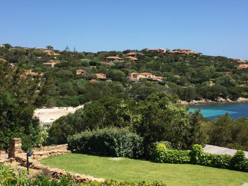 切尔沃港Sea & Beach Apartments Porto Cervo Costa Smeralda的从公园欣赏海滩和大海的景色