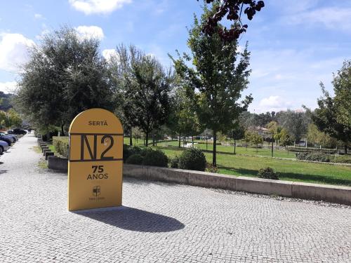 塞尔唐Hostel Sertã的公园人行道上的黄色标志