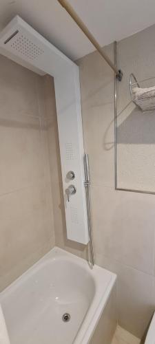 蒂格雷Vivi Tigre Apart的白色的浴室设有水槽和淋浴。