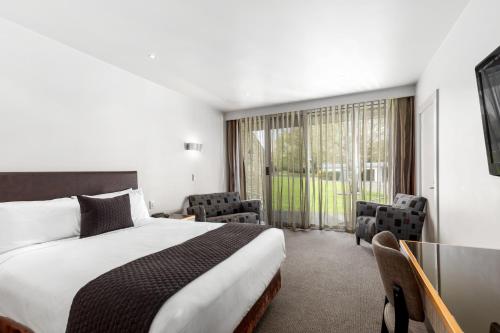 芒特甘比尔The Commodore的酒店客房设有一张床和一个大窗户