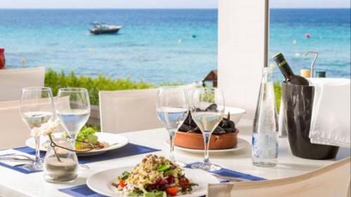 MI CAPRICHO 4C BEACHFRONT -Apartment with sea view - Costa del Sol餐厅或其他用餐的地方