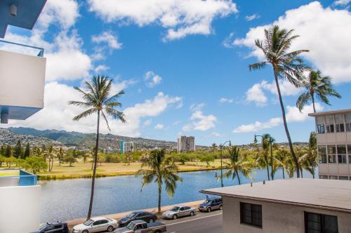 檀香山Holiday Surf Hotel (with full kitchen)的棕榈树水景