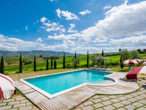 切雷托圭迪Holiday Home Borgo Fontana-7 by Interhome的一座游泳池位于带葡萄园的庭院的中央