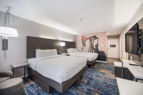 马绍尔Clarion Pointe Marshall的酒店客房配有两张床和一张书桌