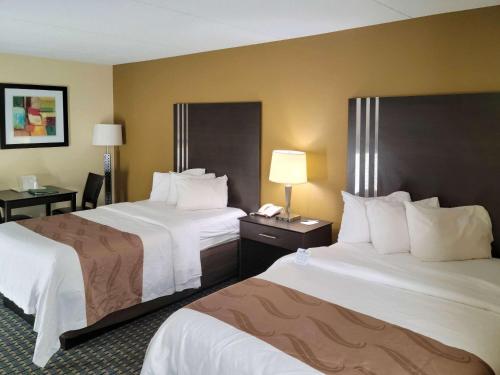 特雷霍特Quality Inn Terre Haute University Area的酒店客房带两张床和电话