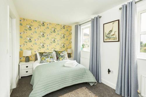 哈利法克斯Halifax Gorgeous New Home - 3 bedrooms的一间卧室设有一张床和黄色的墙壁