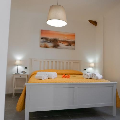 Bellisio di SopraLa Terrazza Azzurra的一间卧室,配有一张带两个橙色弓的床