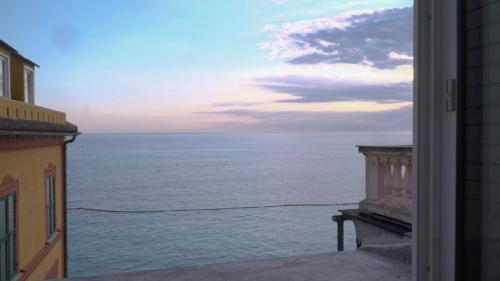 卡莫利Via Garibaldi 75 - Attic sea view的从大楼的阳台上可欣赏到海景