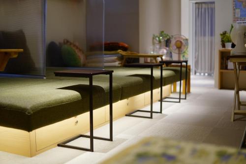 广岛广岛COCO旅馆（仅限女性）的排在房间里的一排床