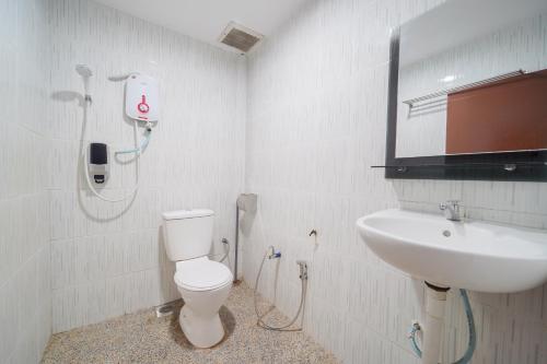 峇都丁宜JMA FERRINGHI BEACH HOTEL的一间带卫生间和水槽的浴室