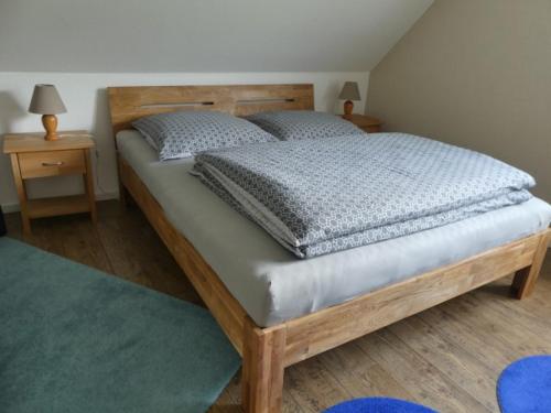 汉恩明登Bramwaldblick的一间卧室配有木床和2个床头柜