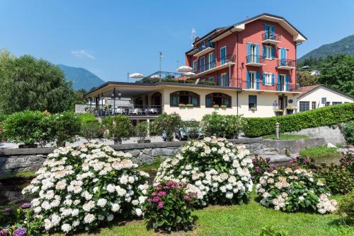 梅尔戈佐拉奎蒂娜餐厅酒店的前面有鲜花的大房子
