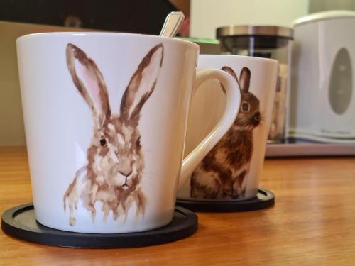奥克姆Rutland Rooms的两个咖啡杯,上面画着一只兔子